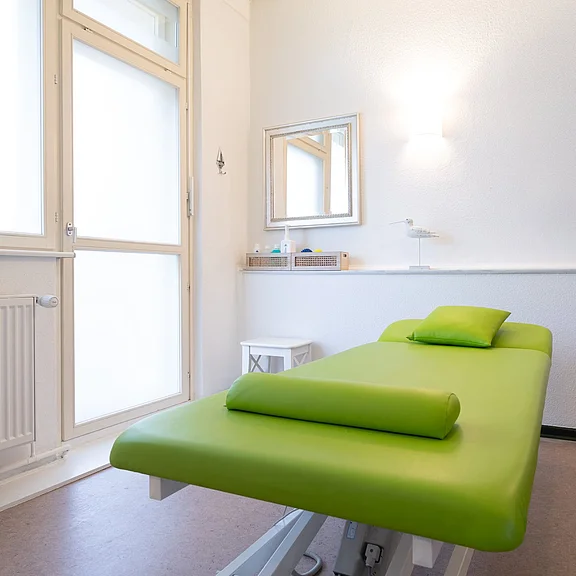 großes Physiotherapiezimmer mit Behandlungsliege