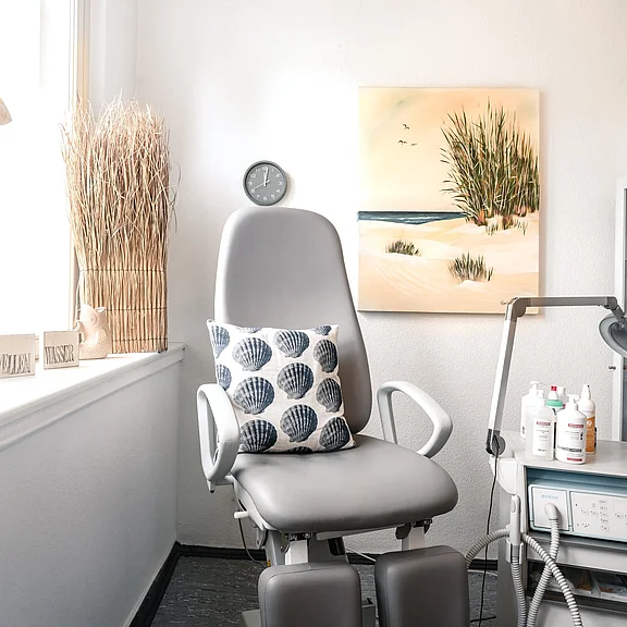Fußpflegestuhl in Behandlungszimmer